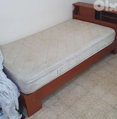 تخت مع فرشة مفرد و نص  طول ٢٢٠   عرض ١١٠ مع  جارور   نضيف  و عتيق قديم