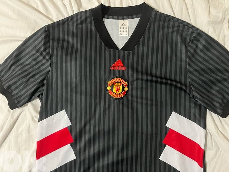 Manchester United goalkeeper Barthez adidas kit 4