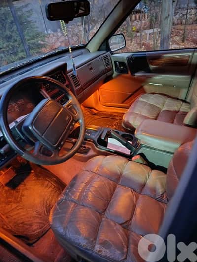 Cherokee 1995. full kahraba. a c. chaufage. 245000dwalib jded. jnouta.