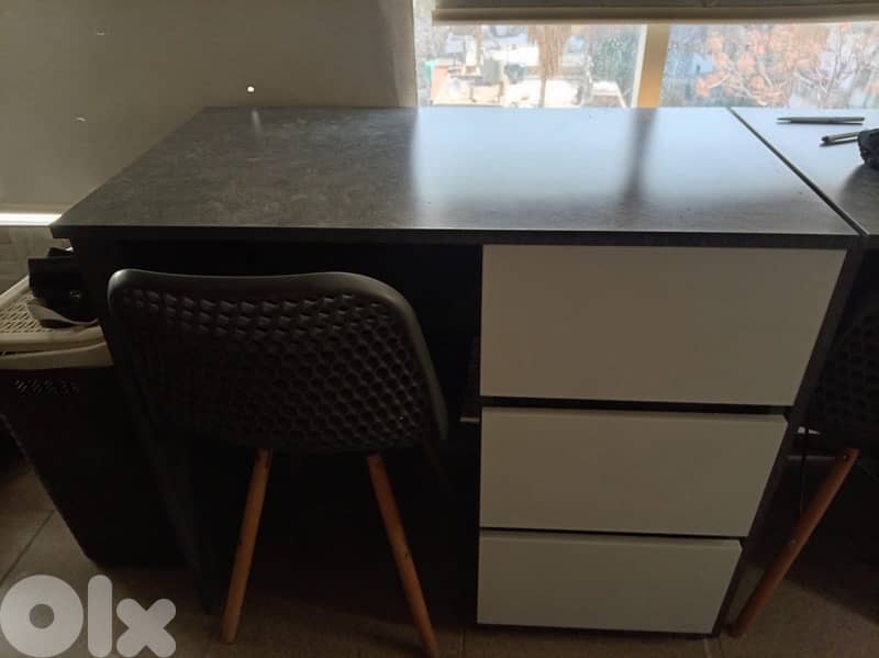 2 bedroom desks 0
