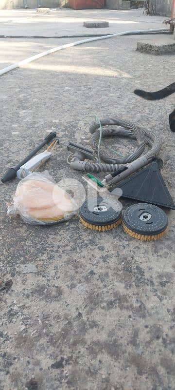 Hoover “SteamVac / Brush ’n’ Wash” carpet cleaner (model F5857-011). 8