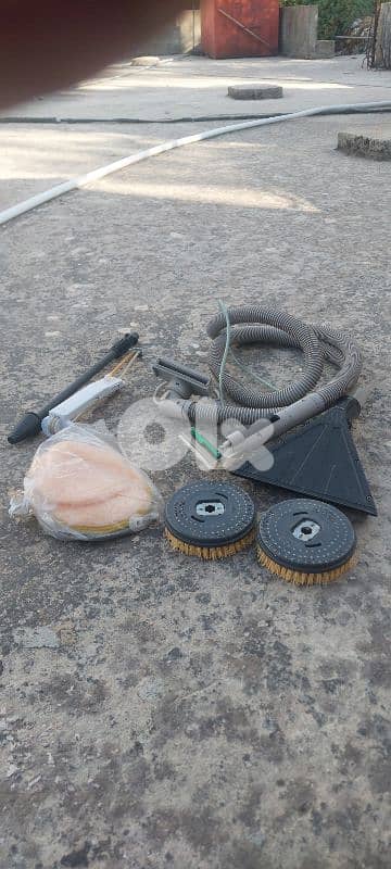 Hoover “SteamVac / Brush ’n’ Wash” carpet cleaner (model F5857-011). 9