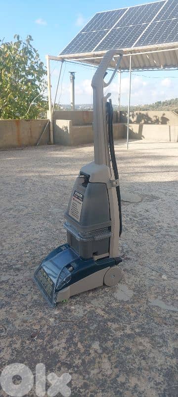 Hoover “SteamVac / Brush ’n’ Wash” carpet cleaner (model F5857-011). 10