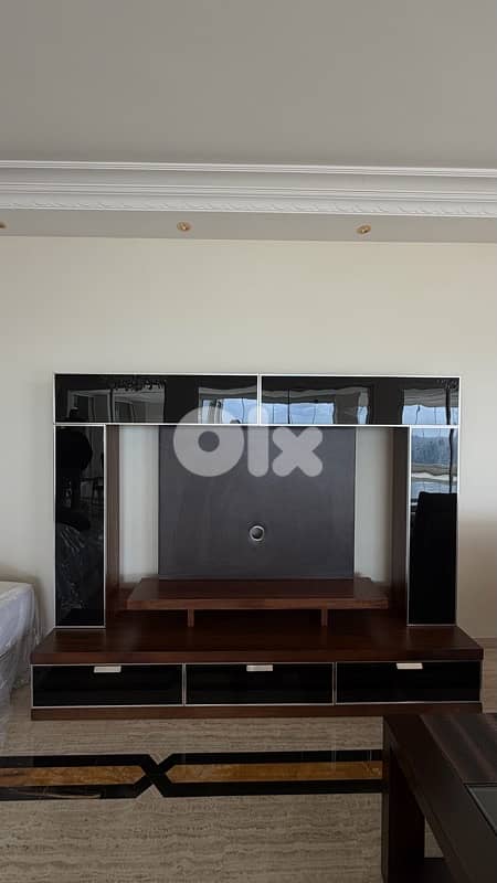 wood brown and black TV unit 0