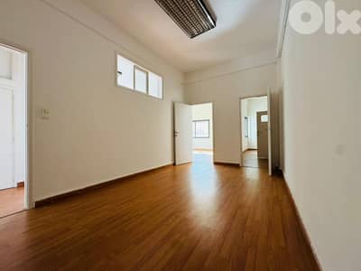 RAO26-4871 Office 170m2 for rent in Badaro, $ 1,500 cash