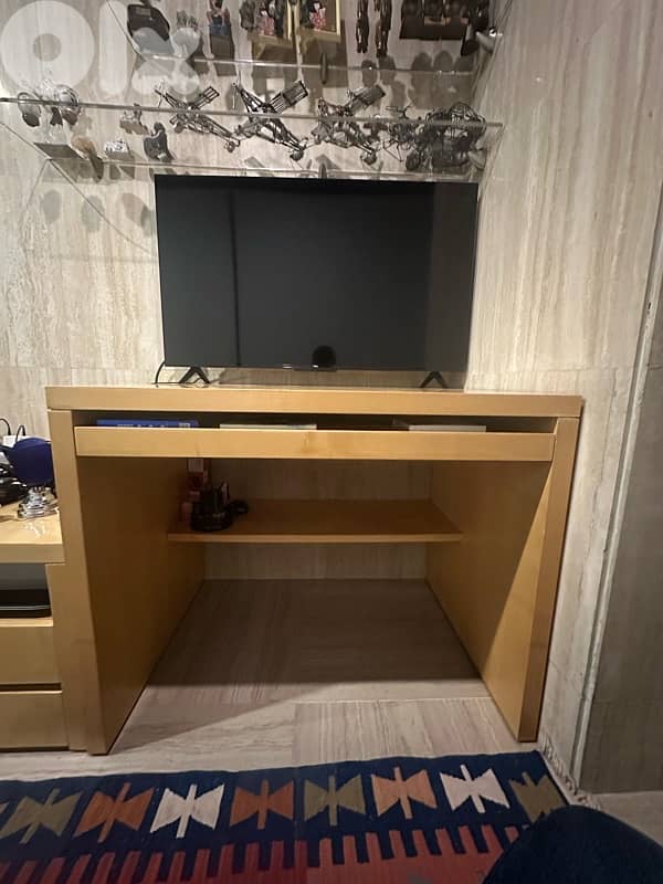 Office desk 1
