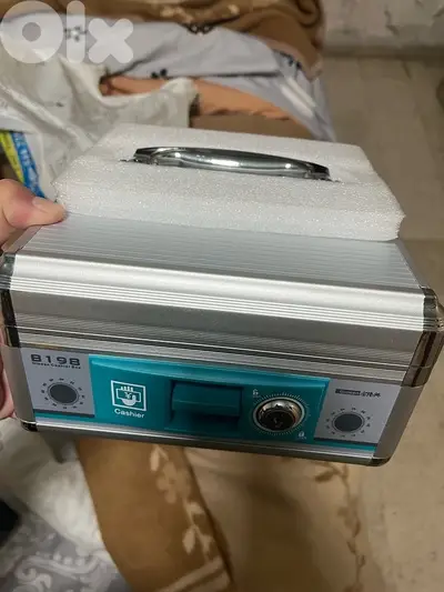 safe cash Box with key for 30 $