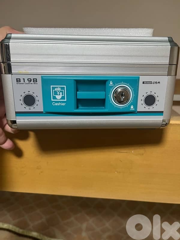 safe cash Box with key for 30 $ 3