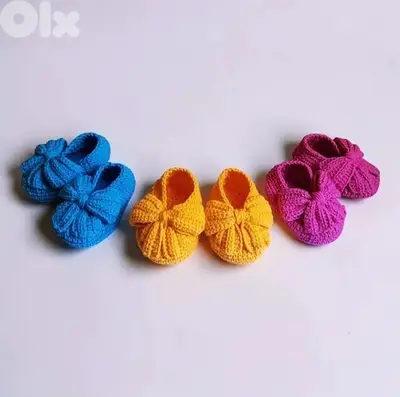 Handmade crochet baby shoes with ribbon 0 to 3 months blue pink yellow