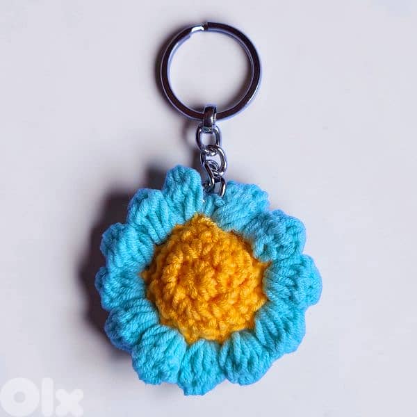 Handmade crochet daisy flower keychain in white blue pink and orange 2