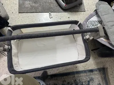 تخت كهربائي لل أطفال مع هزاز بحالة ممتازة جدا مستورد من الخارج