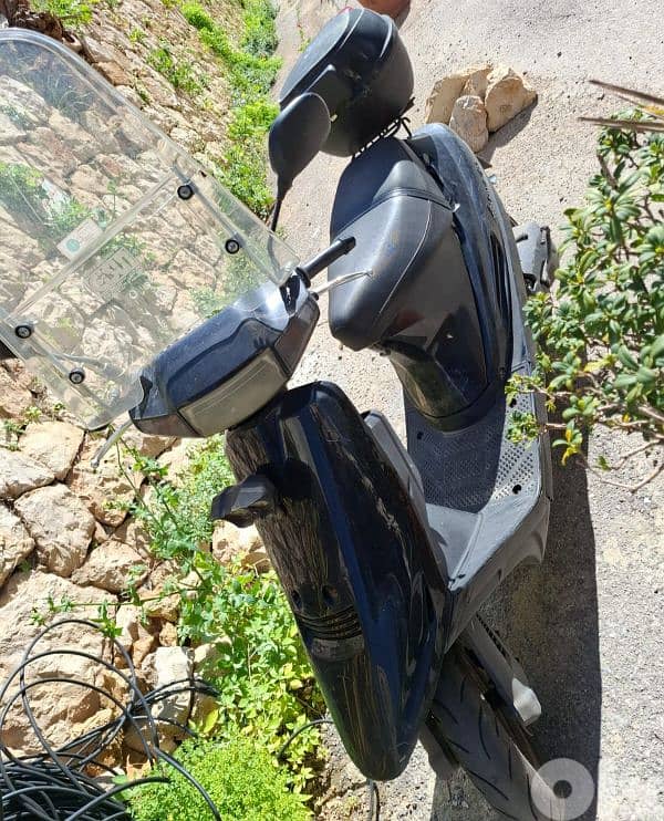 Address V100 Motorcycle 0