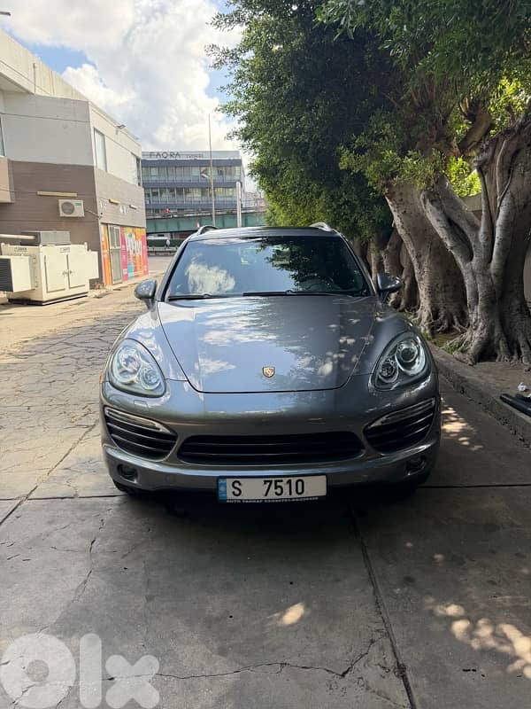 Porsche Cayenne 2011 0
