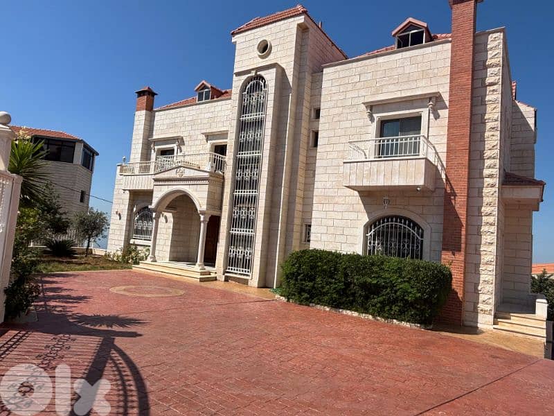 Luxury Triplex Villa with Sea & Mountain Views 0