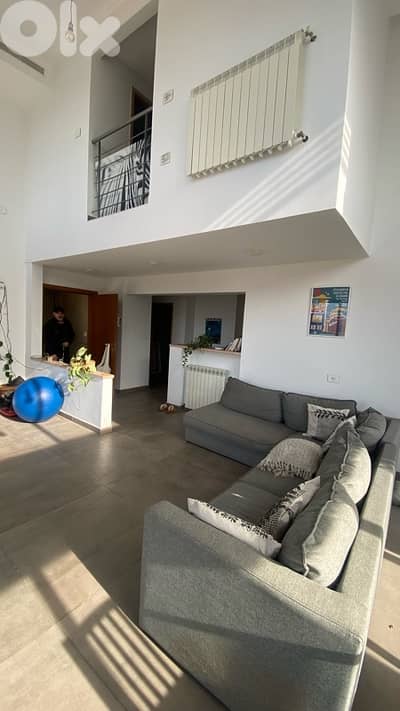 Lofty high ceiling with sea view