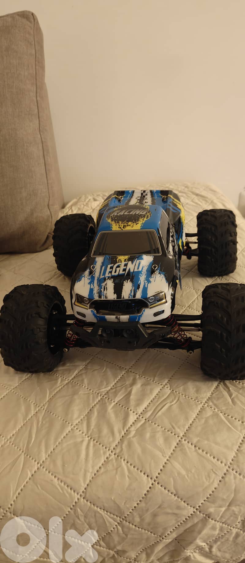Used in good condition brushless basher with extra tires 0