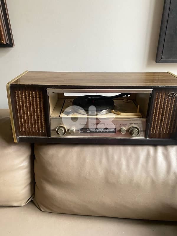 old antique radio disk player vantage still works. 61x2122 cm 0