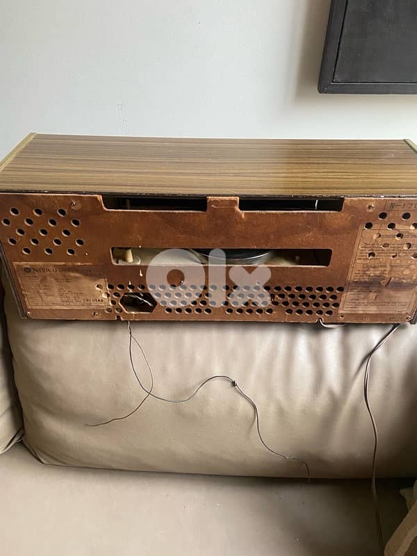 old antique radio disk player vantage still works. 61x2122 cm 3