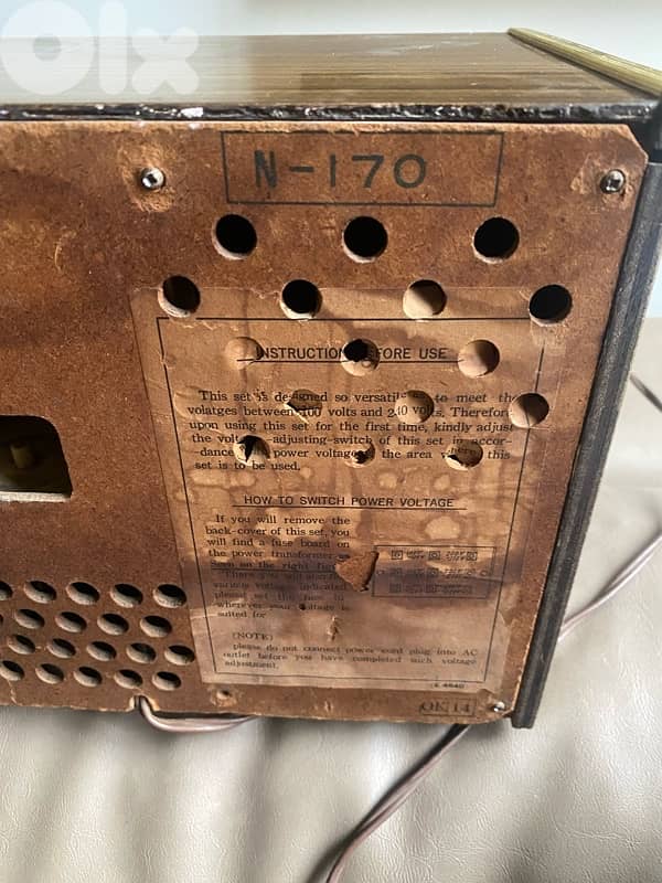 old antique radio disk player vantage still works. 61x2122 cm 4