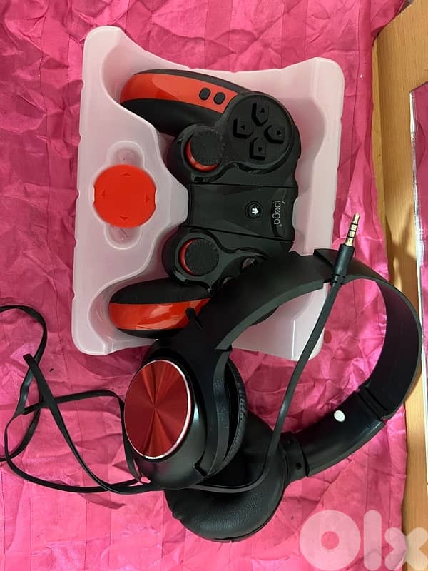 Gaming console for phones and wired headphones 4