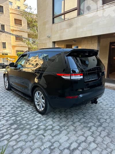 Land Rover Discovery 2018 black on black (clean carfax-67000 miles)