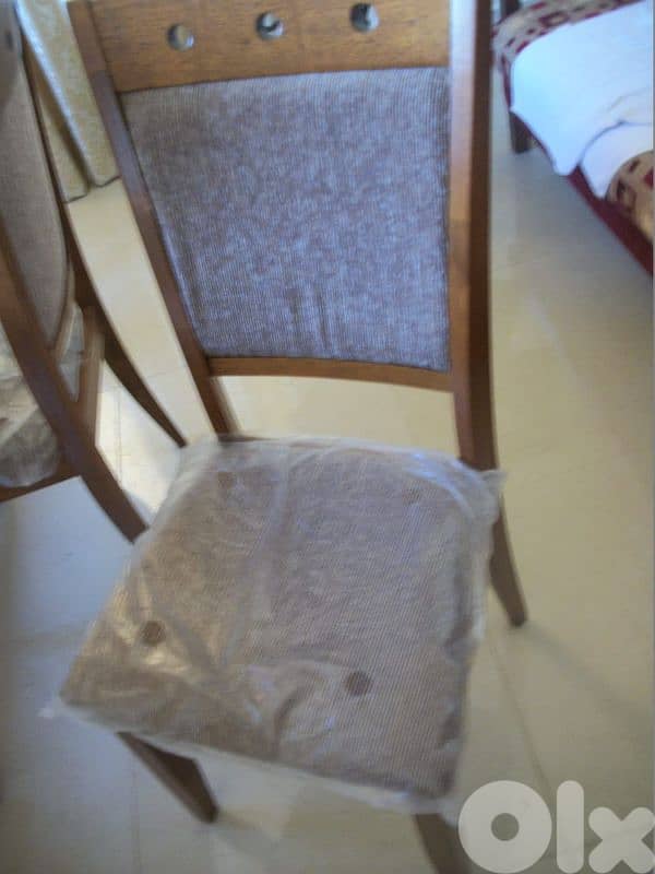 table +8 chaises 0