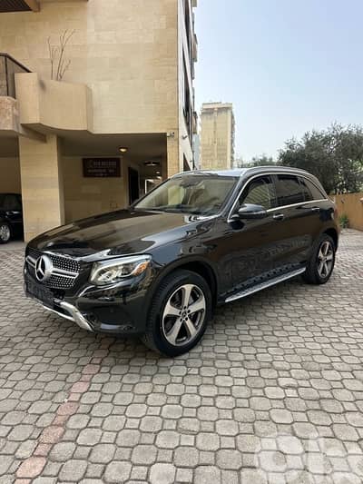 Mercedes GLC 300 4matic 2018 black on beige (clean carfax)