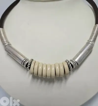 20$ vintage bone off white & silver tone necklace & bracelet
