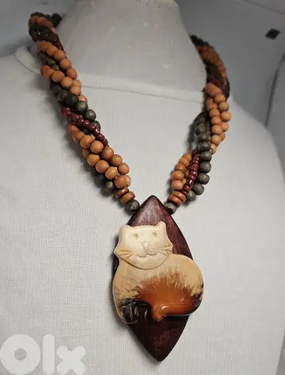 8$ cat old bakelite & beaded necklace