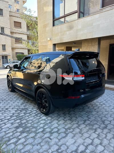 Land Rover Discovery 2019 black on black (clean carfax)