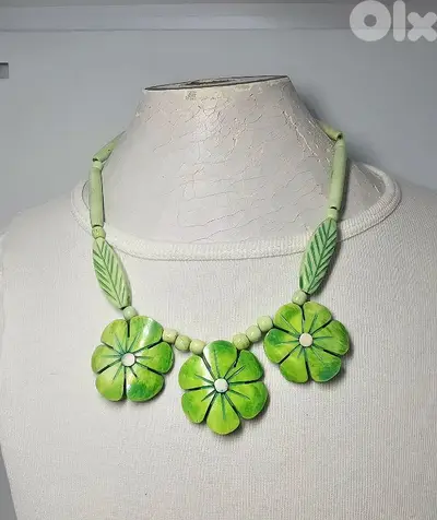 عقد من العضم المشغول قديم 20$