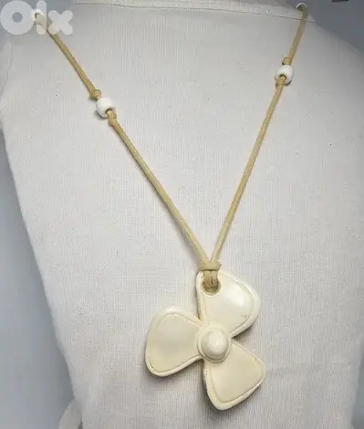 8$ vintage signed trifari in flower necklce