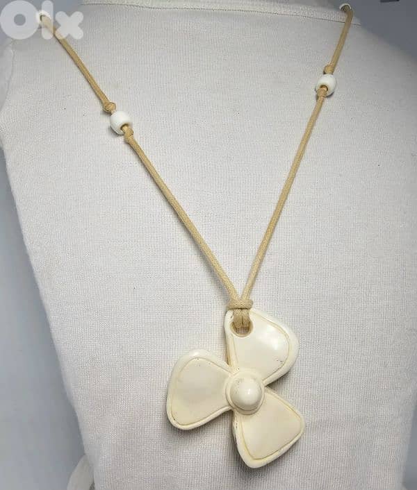 8$ vintage signed trifari in flower necklce 0