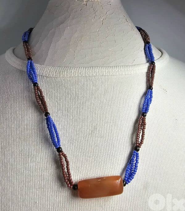 8$ beaded and stone in agate in central necklace 0