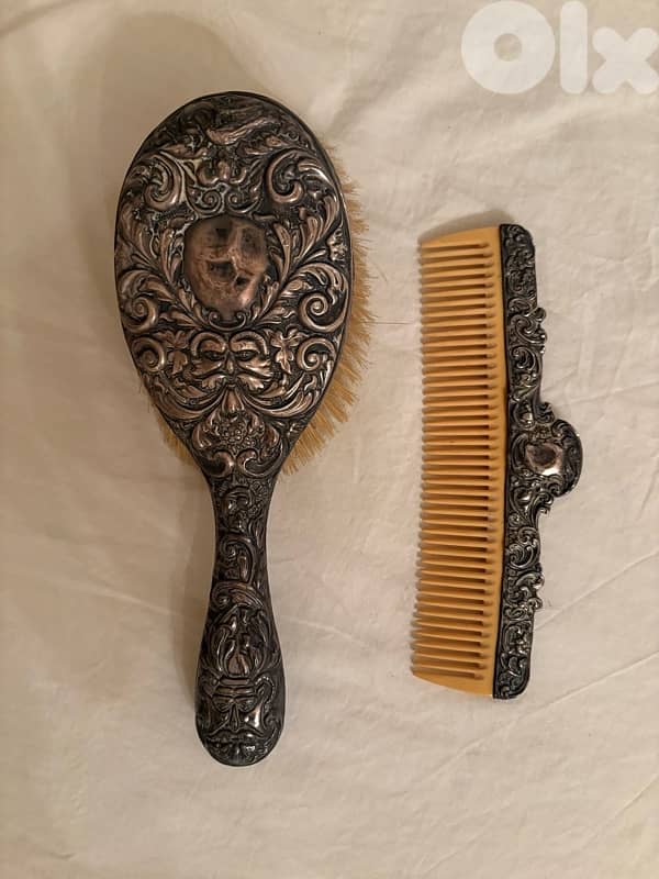 Lot d’une brosse et d’un peigne en argent 0