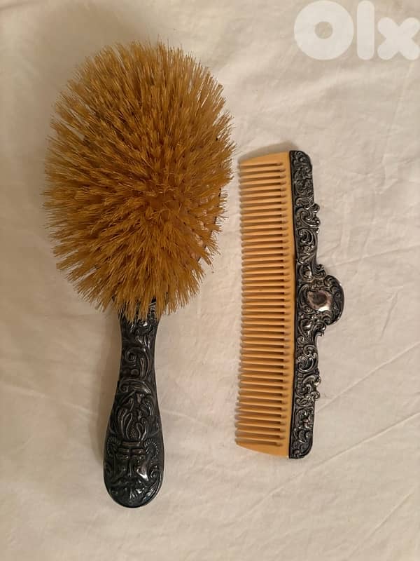 Lot d’une brosse et d’un peigne en argent 1