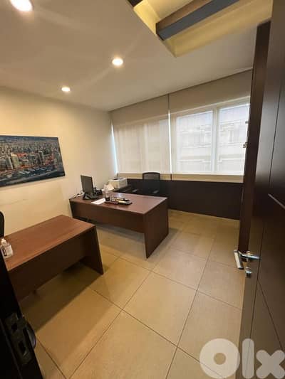 Office fully furnished in Badaro for rent مكتب مفروش للإيجار في بدارو