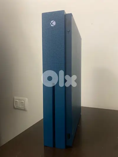 Xbox One S Deep Blue original controller + 2 disk very clean like new