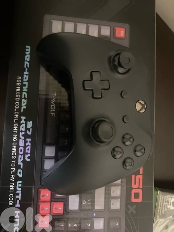 Xbox One S Deep Blue original controller + 2 disk very clean like new 2