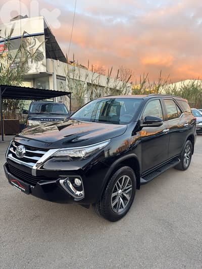Toyota Fortuner SR5  V6  2018! Company Source Like Newww!!!
