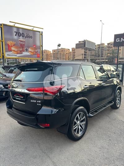 Toyota Fortuner SR5  V6  2018! Company Source Like Newww!!!