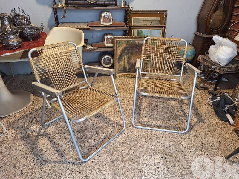 2 vintage foldable chairs 0