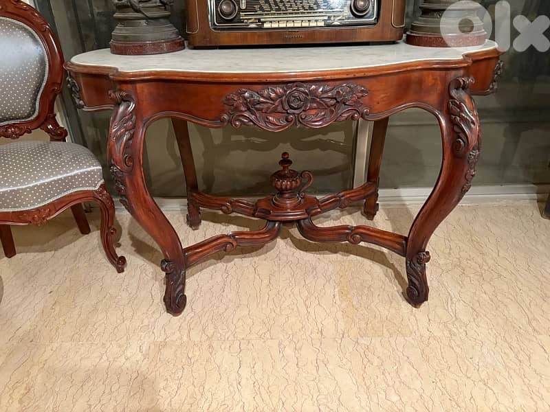 Table de centre française de style Napoléon III en bois sculpté 0