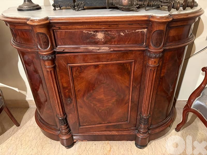 Commode française de style Napoléon III en bois sculpté 0