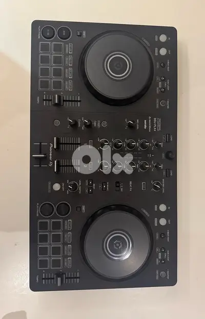 pionneer DDJ-FLX4 whit the case and a protection inside and its cable
