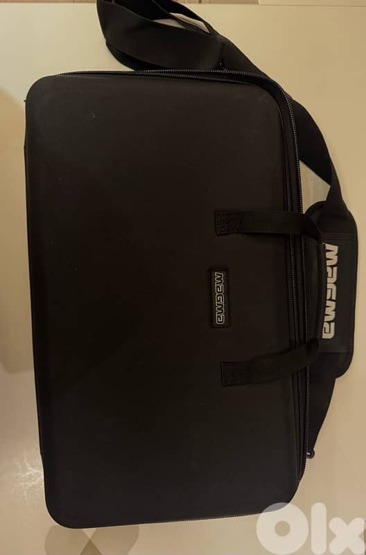 pionneer DDJ-FLX4 whit the case and a protection inside and its cable 1