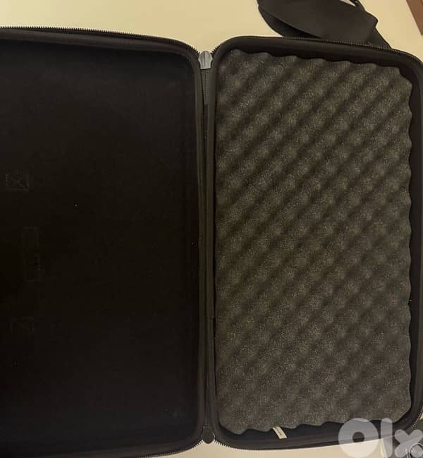 pionneer DDJ-FLX4 whit the case and a protection inside and its cable 2