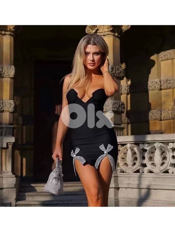 Dresses and many woman’s clothes 0