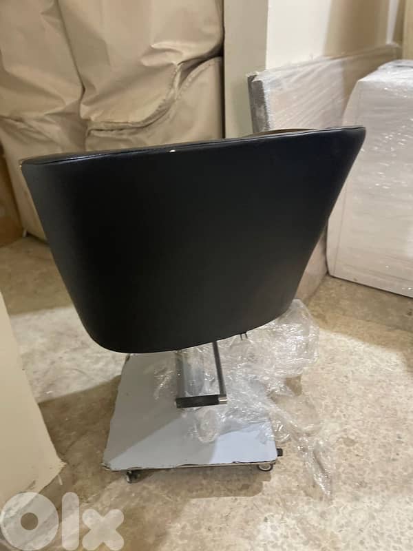 Professional Salon Shampoo Chair with Sink – Like New 2