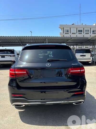 Mercedes Glc 300 4matic AMG package 2018 Clean Carfax